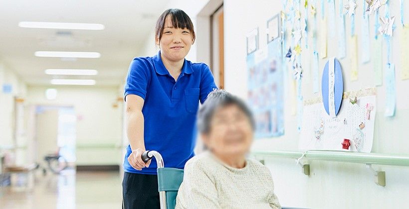 笑顔のスタッフと利用者の廊下