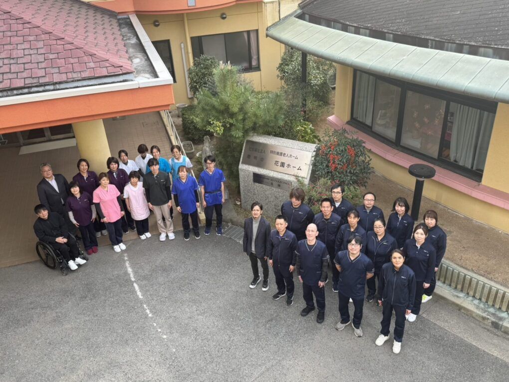 笑顔のスタッフ集合写真