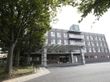 緑に囲まれた建物の外観