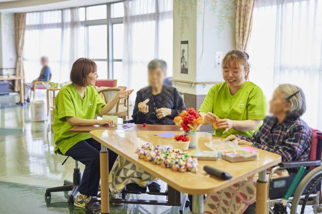談笑するテーブル
