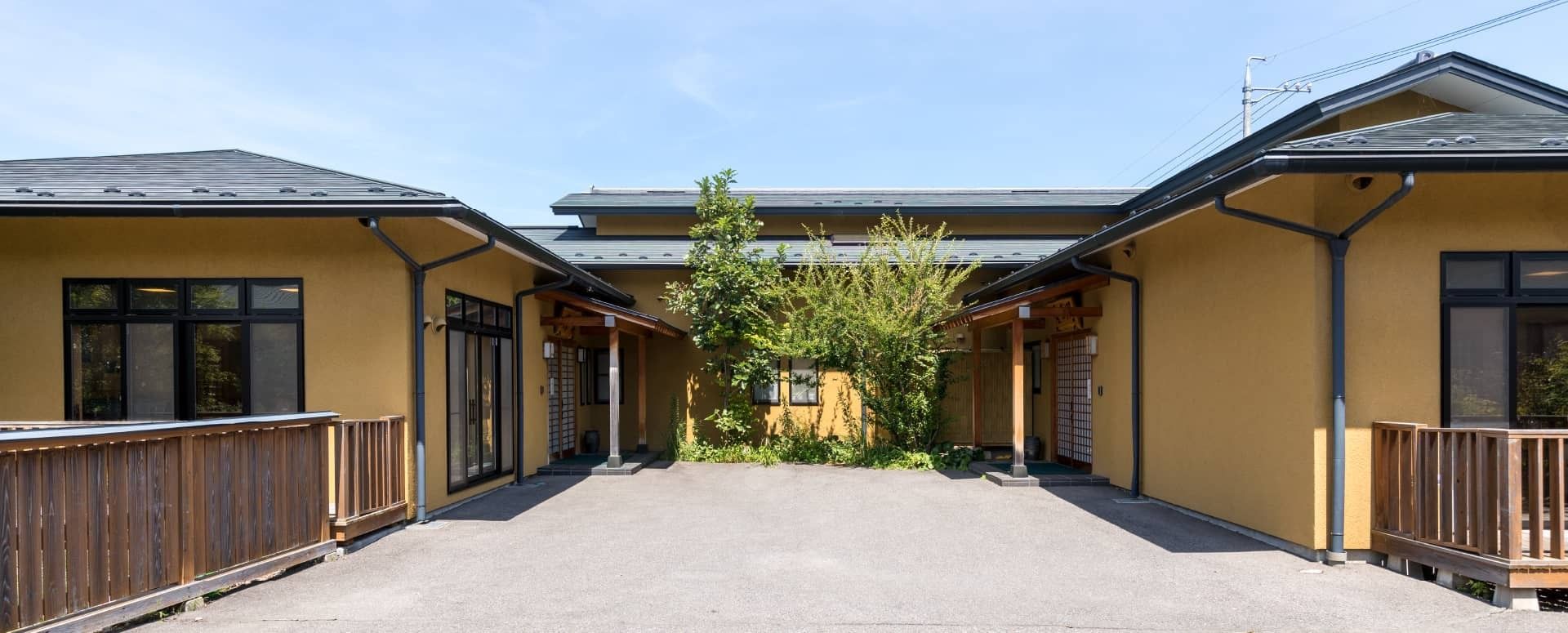 広い中庭のある建物