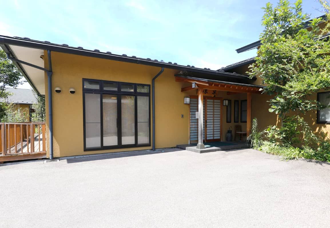 落ち着いた外観の建物