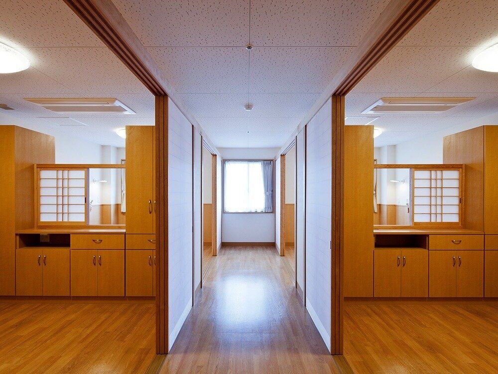 明るく広々とした廊下