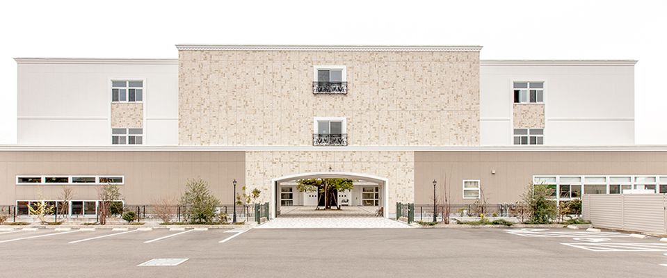 ゆったりとしたエントランスの建物