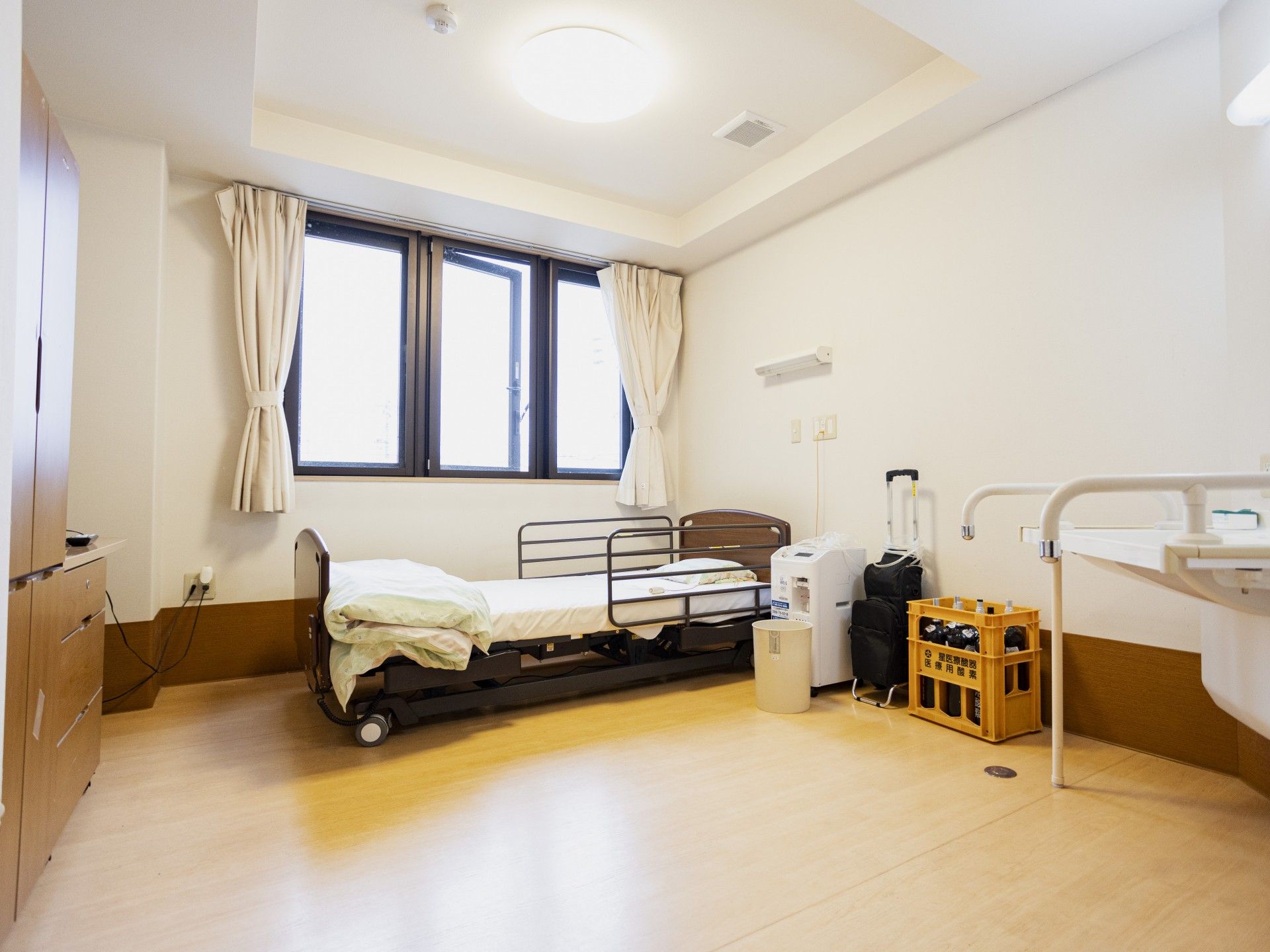 明るい個室のベッド周り