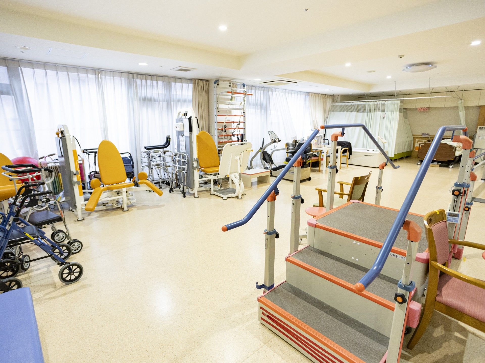 リハビリ用具が並ぶ部屋
