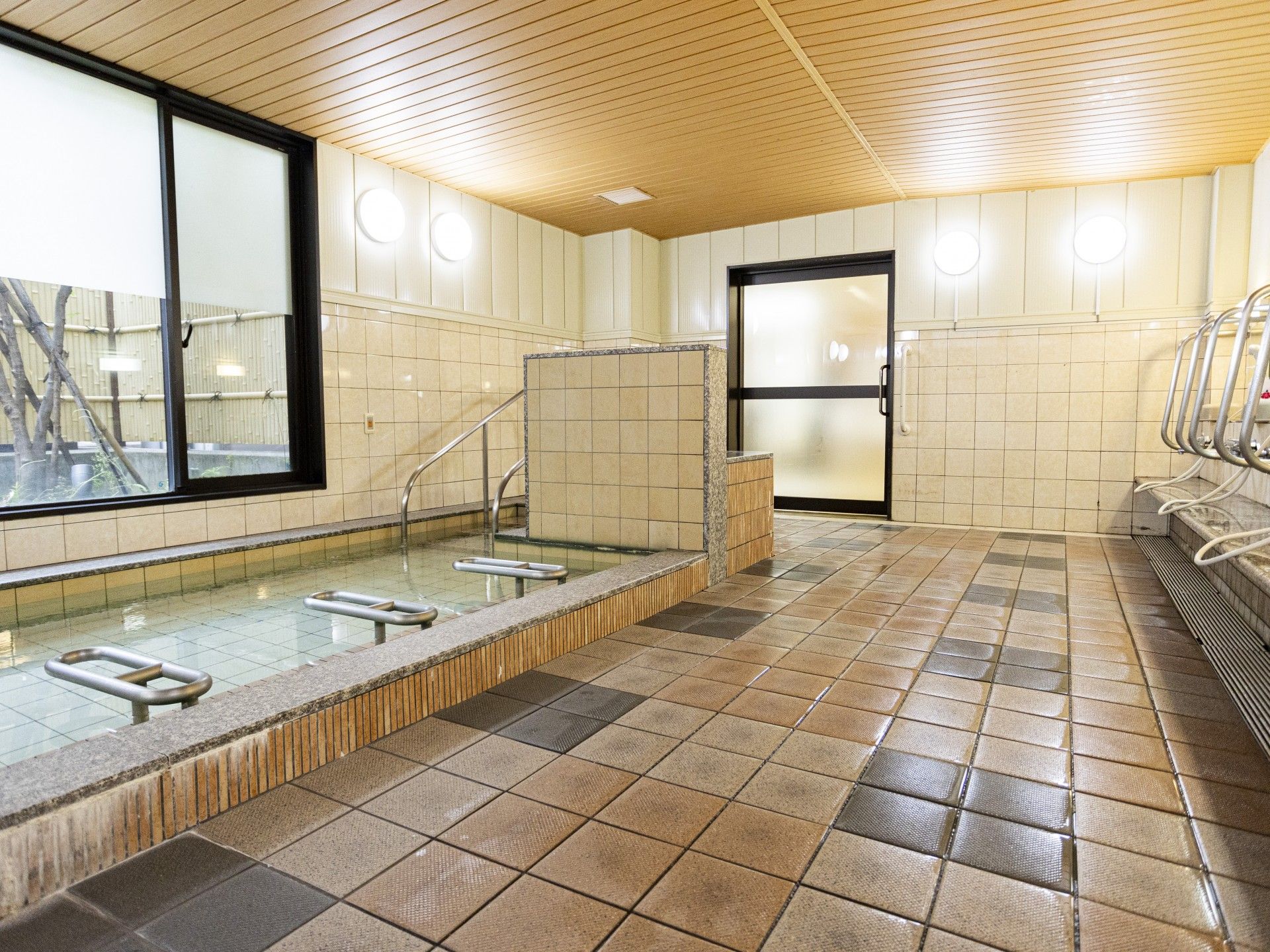 手すり付きの浴室