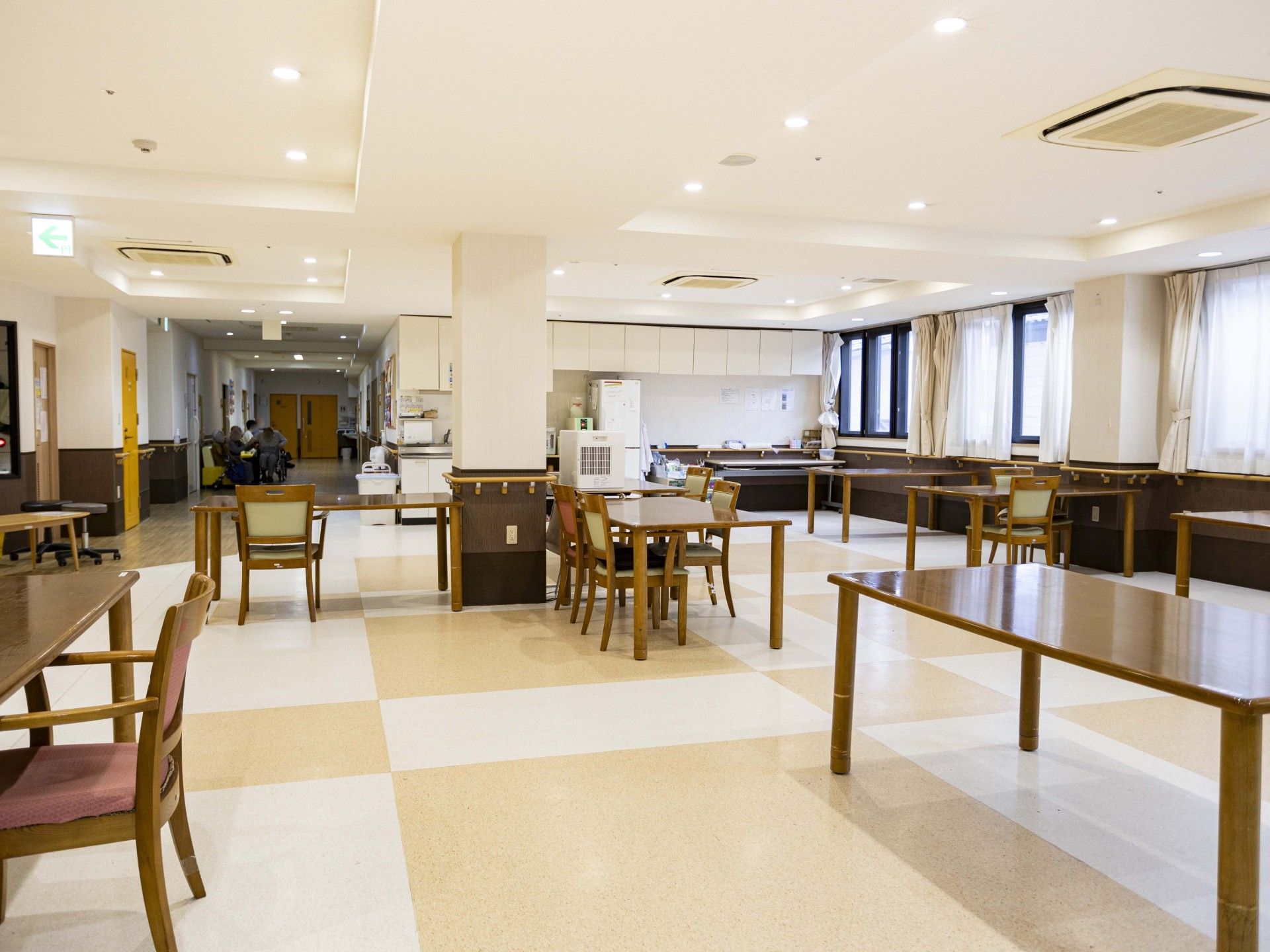 広々とした食堂の様子