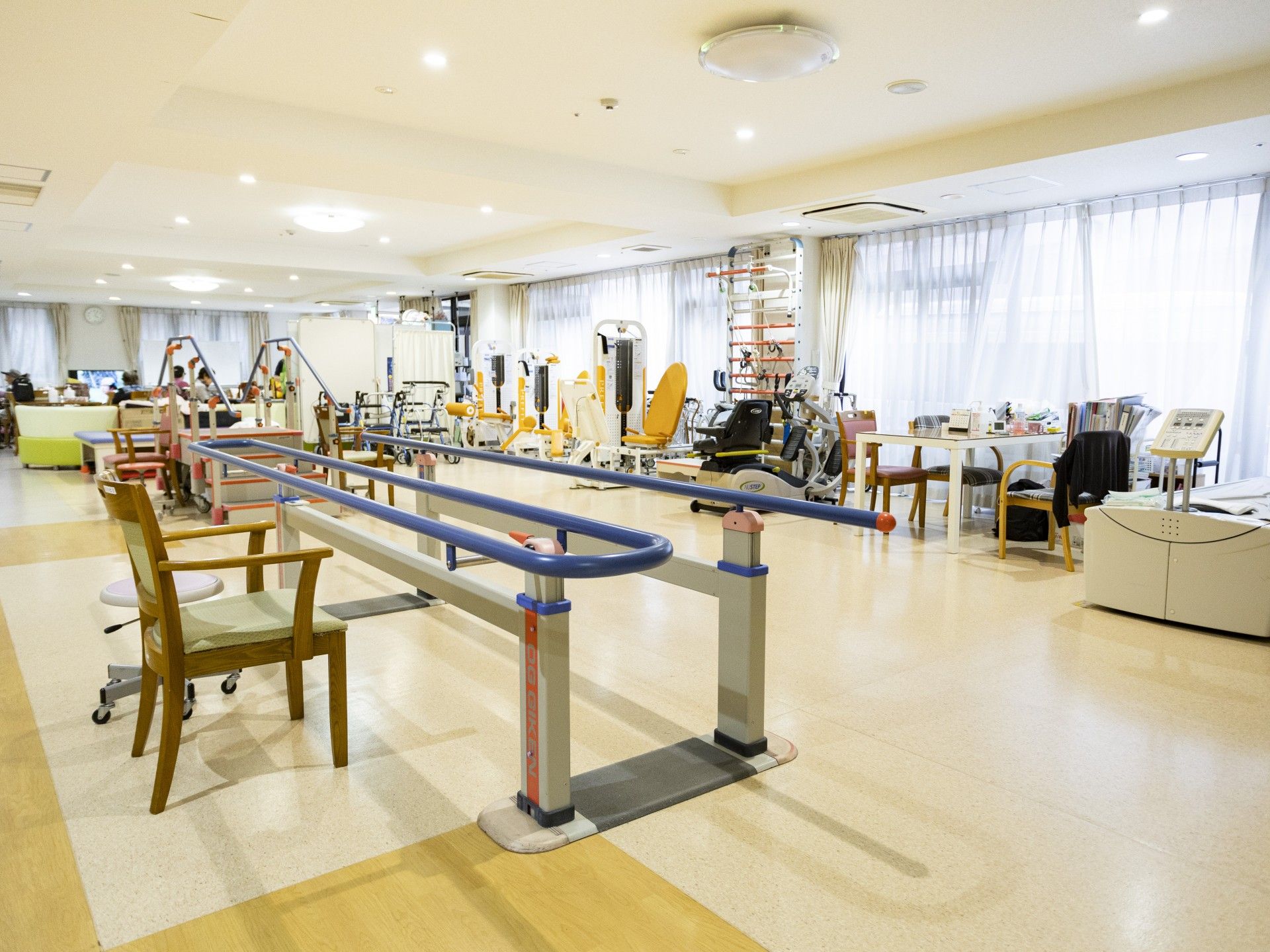リハビリ用具が並ぶ部屋
