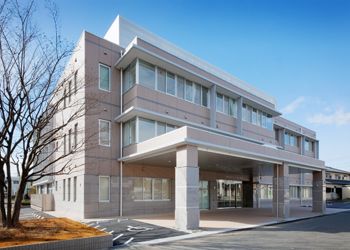 明るい外観の建物入口