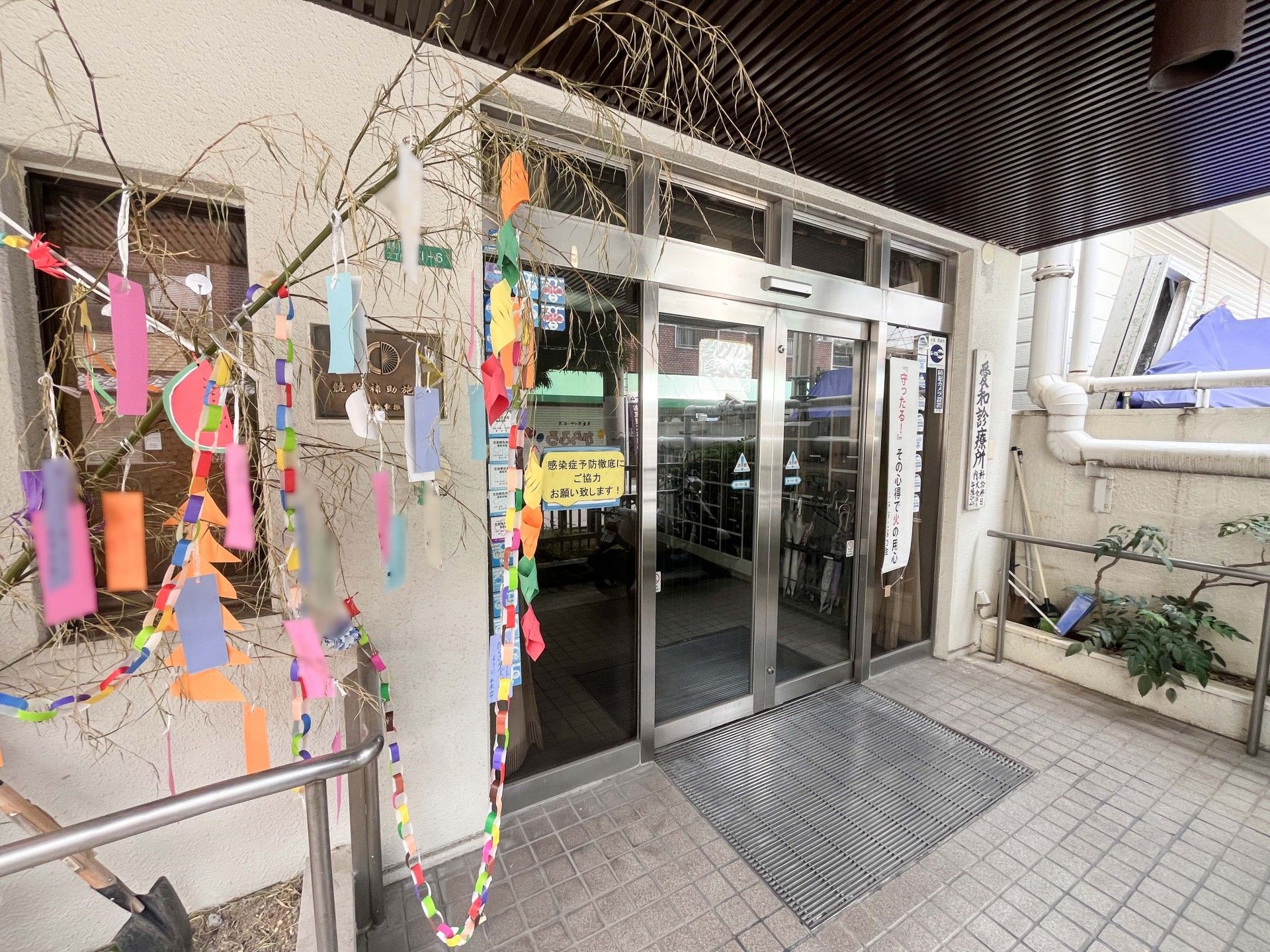 七夕飾りのある玄関