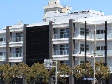 白い外観の建物