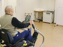 運動機器を使う男性