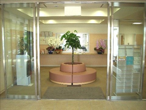 円形のソファがあり、観葉植物が飾ってあるエントランス