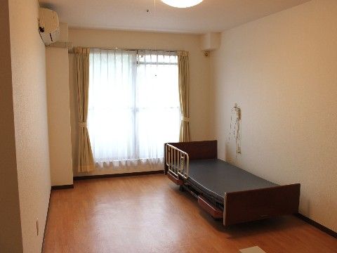 右手の壁際にベッドが設置されている、一人向けの居室