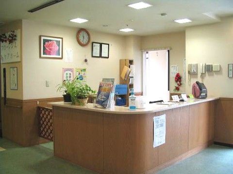 公衆電話や観葉植物などが置かれている受付のカウンター