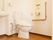 洗浄暖房機能つきのトイレがある。便座に座って左側の壁に、便座の操作ボタンやナースコールボタンがある。