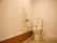 共用トイレは広く、どなたでも使いやすい造りである。温便座や、緊急ボタンが取りつけられているので快適且つ、安全に使用できる。