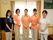 5名の介護スタッフが写っている。入居者様は介護や看護だけでなく、明るいスタッフと共に楽しい日常を過ごすことができる。