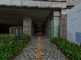 <br>
緑豊かな建物のエントランス
