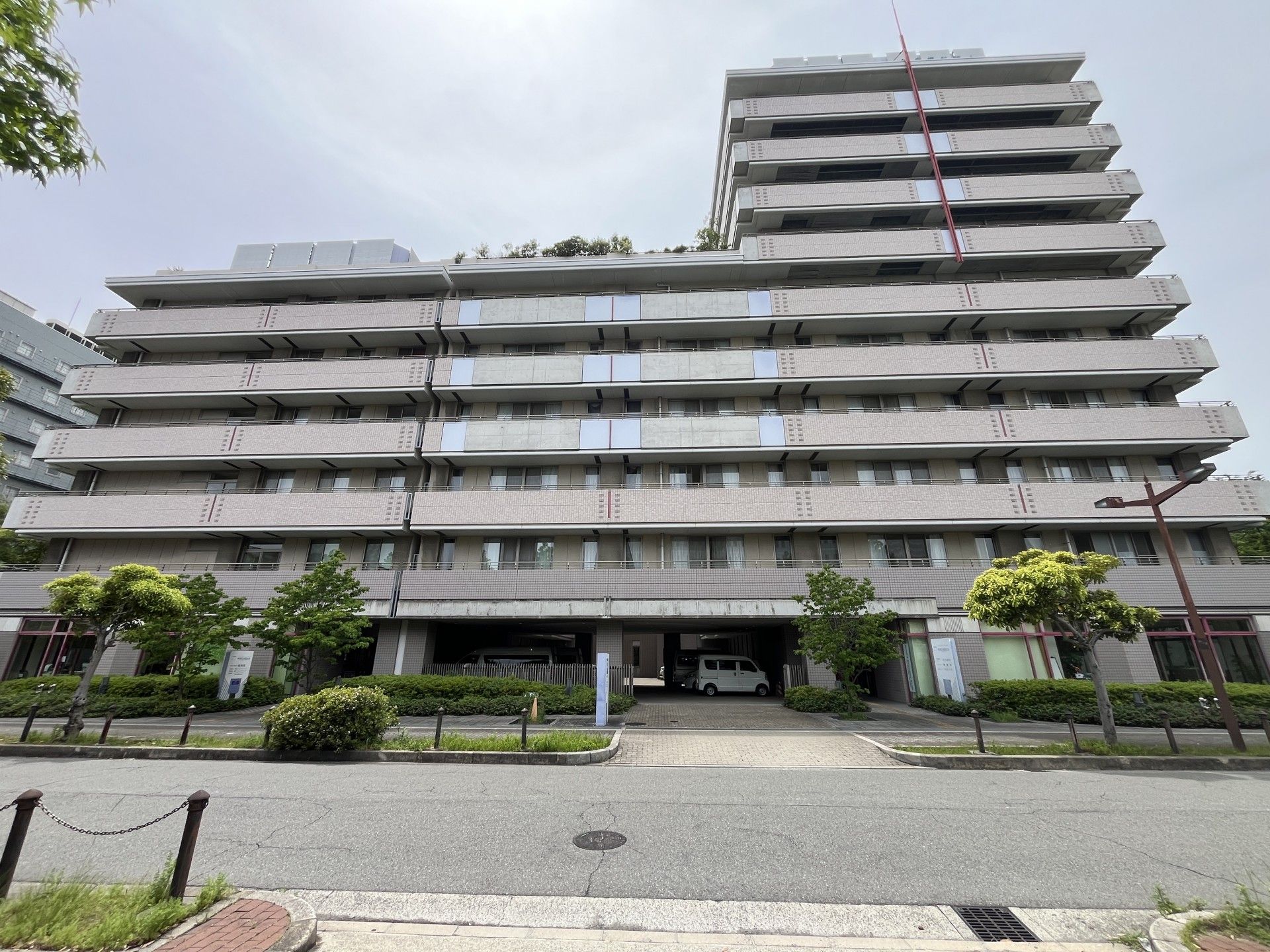 緑に囲まれた建物の外観