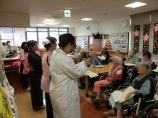 活動する人々の居間