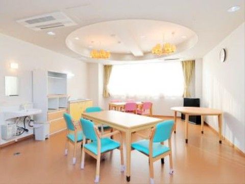 「サンテーヌ土浦 新館（介護棟）」の食堂。美味しいお食事を召し上がりながら、時間を気にせずゆったりできる。