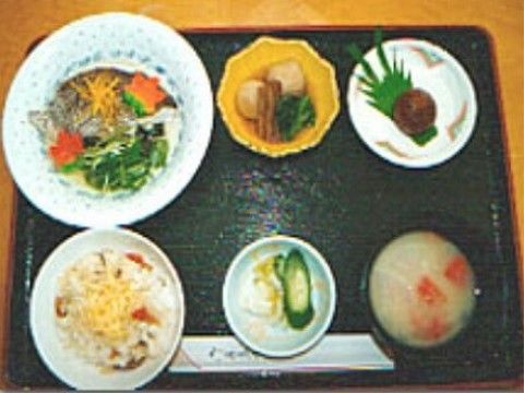 主菜が魚料理で、根菜の副菜や漬物が付いている食事のお膳