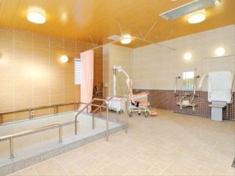 「サンテーヌ土浦 新館（介護棟）」の浴室。普通浴室以外にもリフト浴を備えている。