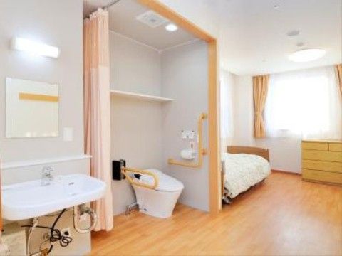 「サンテーヌ土浦 新館（介護棟）」の居室。フローリングに、白色の壁を備えている。