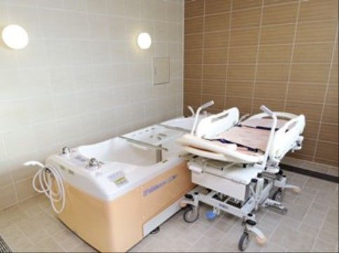 「サンテーヌ土浦 新館（介護棟）」の特殊浴槽。介護度が大きい方にも配慮した機械浴室。