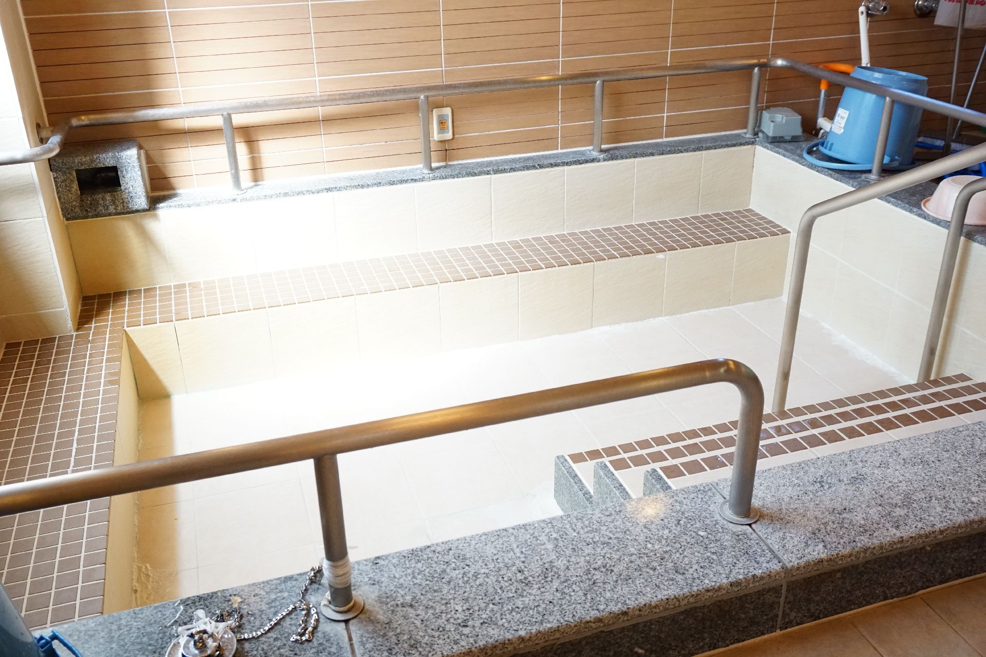 大きな浴槽が設置された浴室