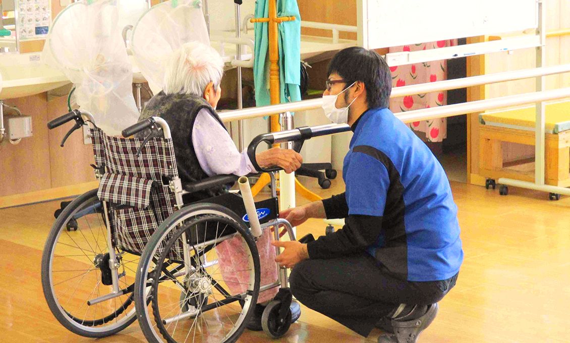 車椅子の利用者とスタッフ