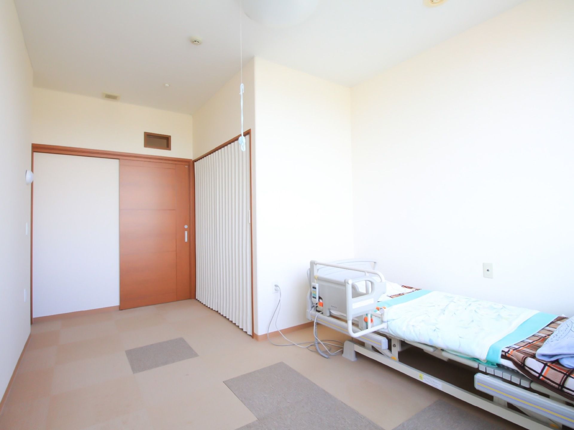 間口の広いスライドドアがあり、室内にはカーペットが敷かれている。アコーディオンカーテンで出入りするトイレが設置されている。