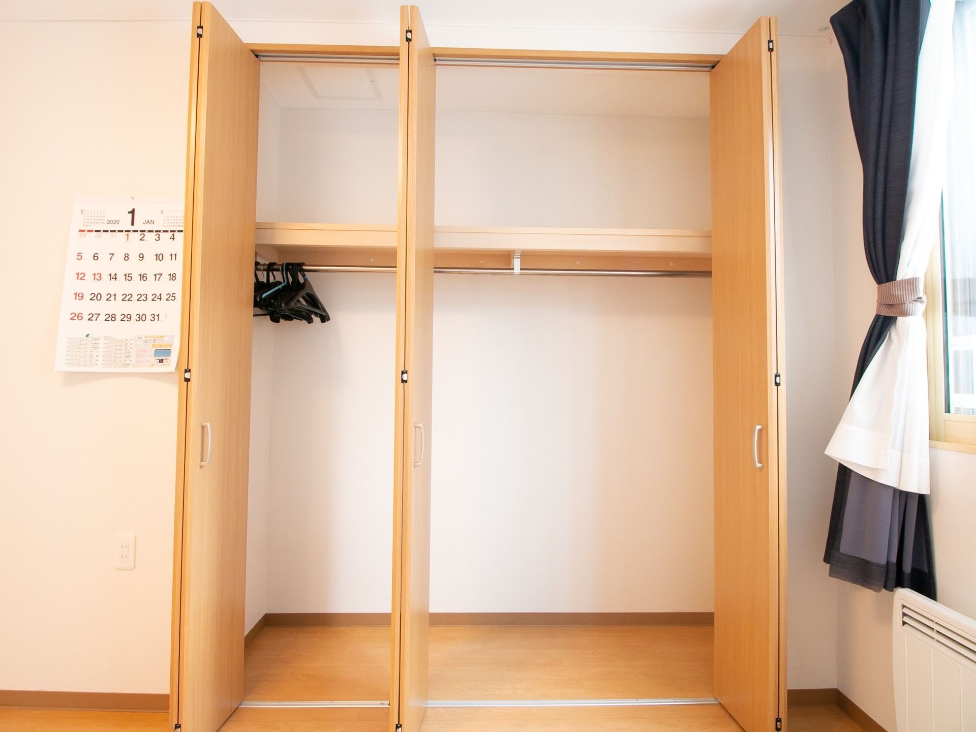 居室内にはクローゼットが用意されている。持ち込んだ衣服を十分に収納できるスペースがあるため、安心して私物を持ち込むことができる。