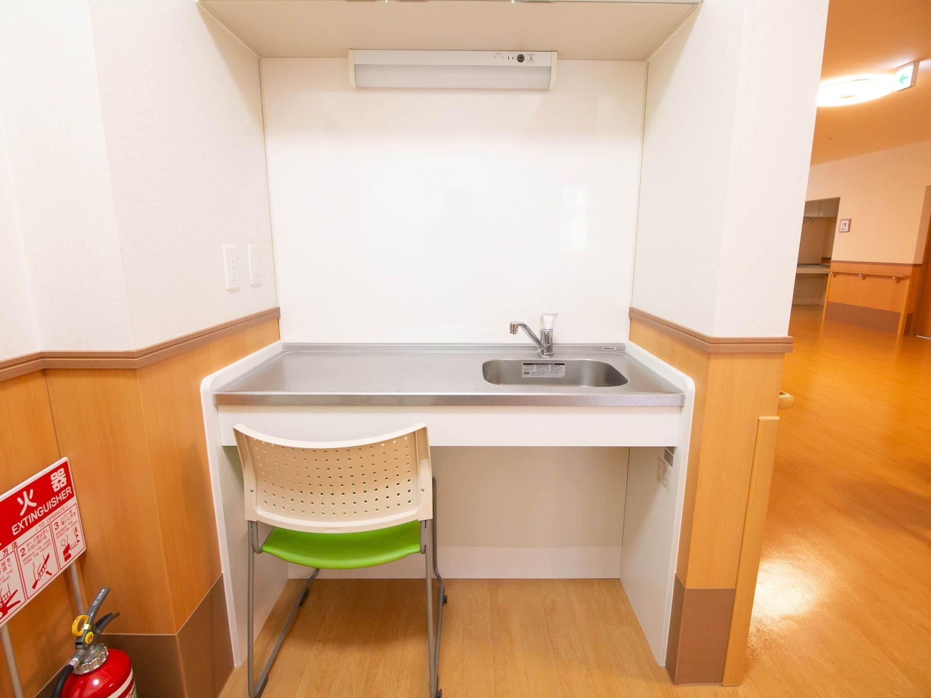 通路の脇に蛇口が用意されている。化粧室まで行くことなく、椅子に座りながらゆっくり常備薬を飲むことができる。