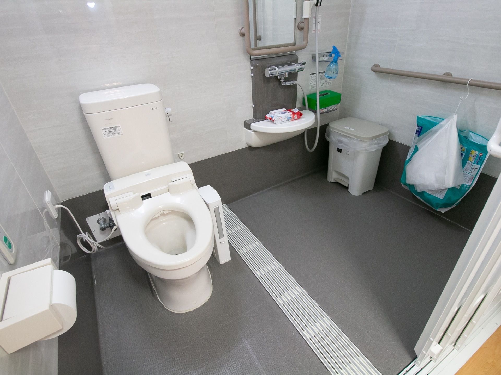 トイレ内は広いスペースが確保されている。シャワーも併設されているため、不測の事態にも対応することができる。