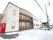 ２階建てのロッジ風の外観の建物で、専用の駐車スペースも完備している。施設名は大きく表示され、遠くからでも見やすい。