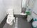 広々と清潔感あるトイレには、暖房便座付きトイレがあり、隣にはシャワーが完備されている。壁には手すりが取りつけてある。