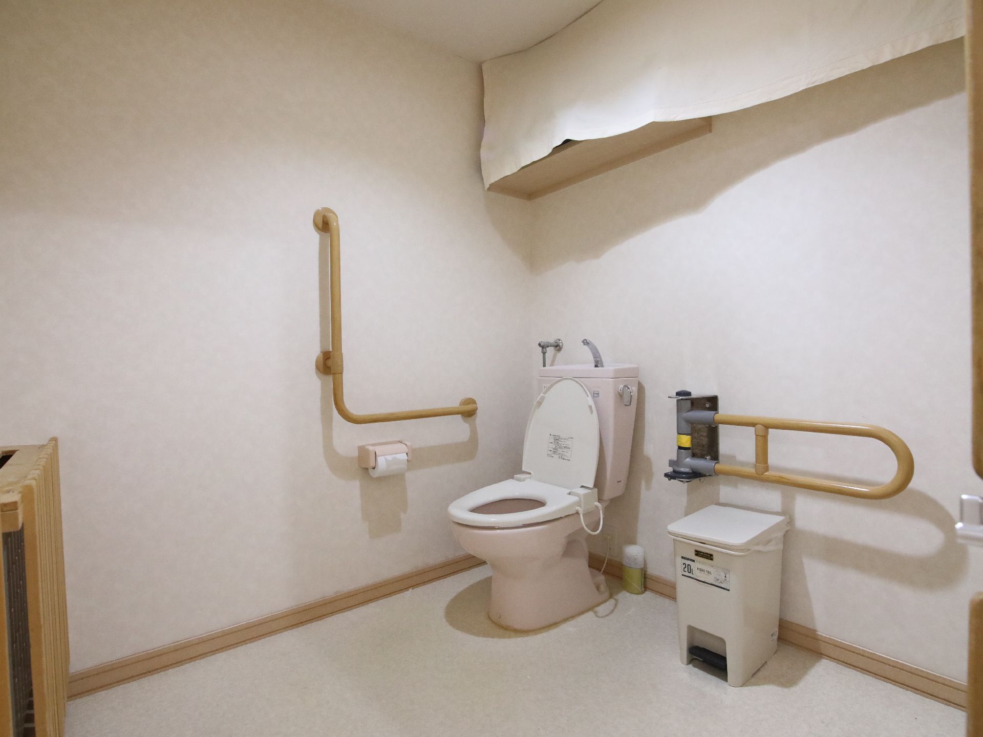 広い空間に手すりがついたトイレ