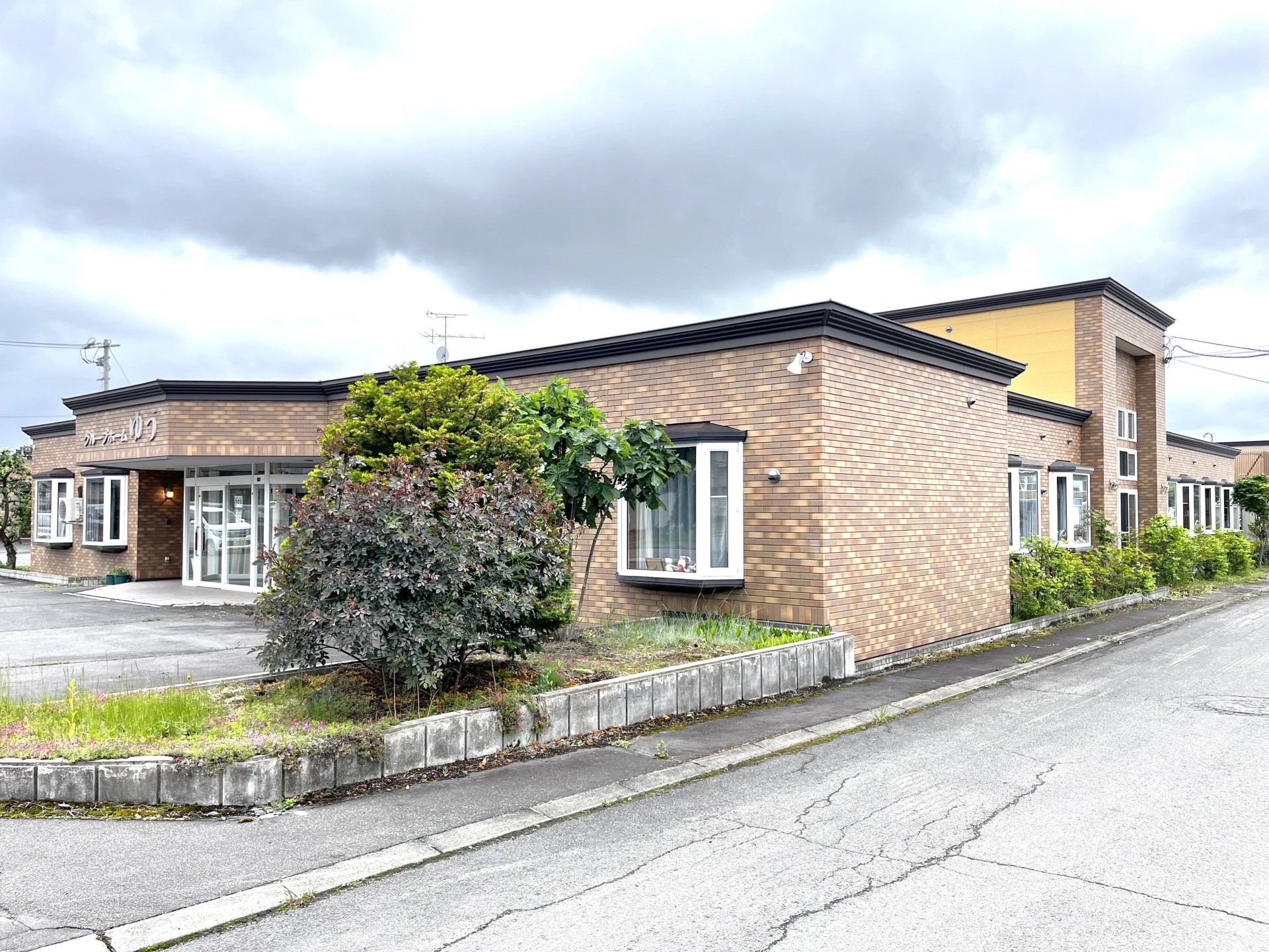 レンガ造りの建物外観