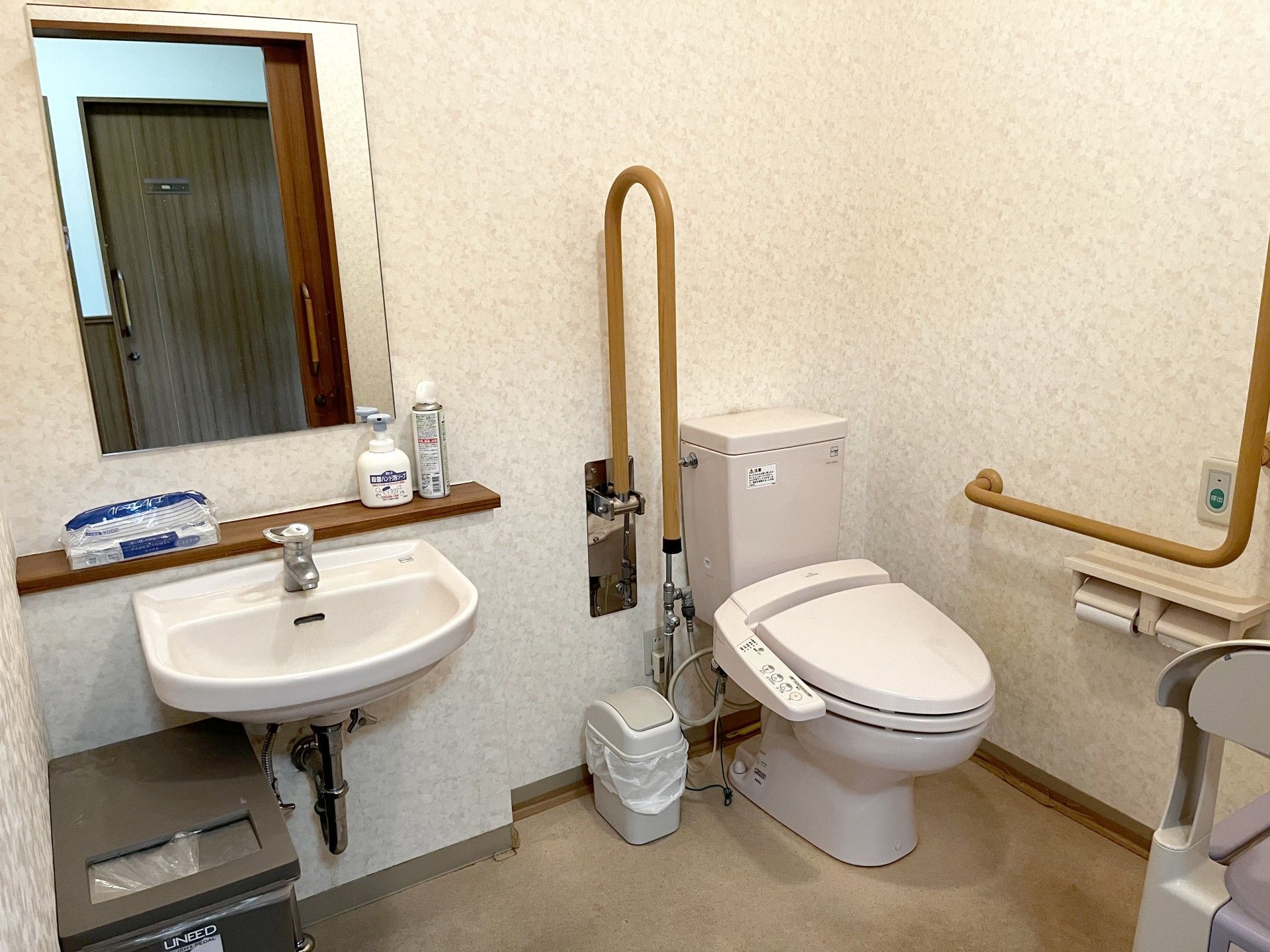 手すり付きのトイレ