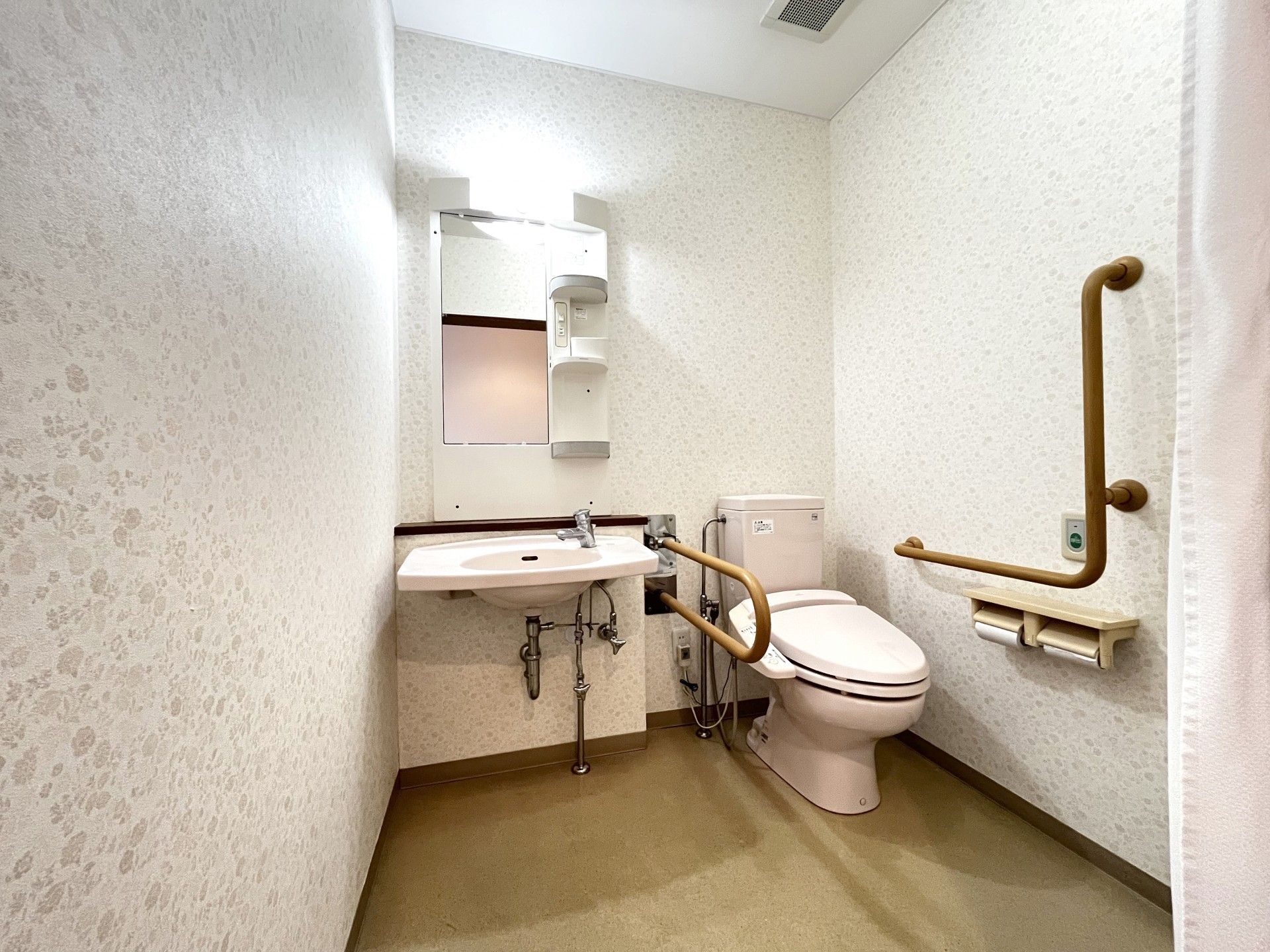 手すり付きのトイレ