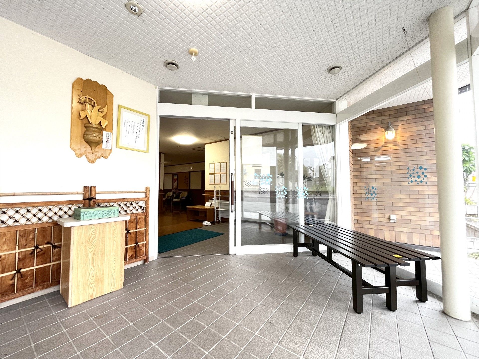 広い玄関の出入口