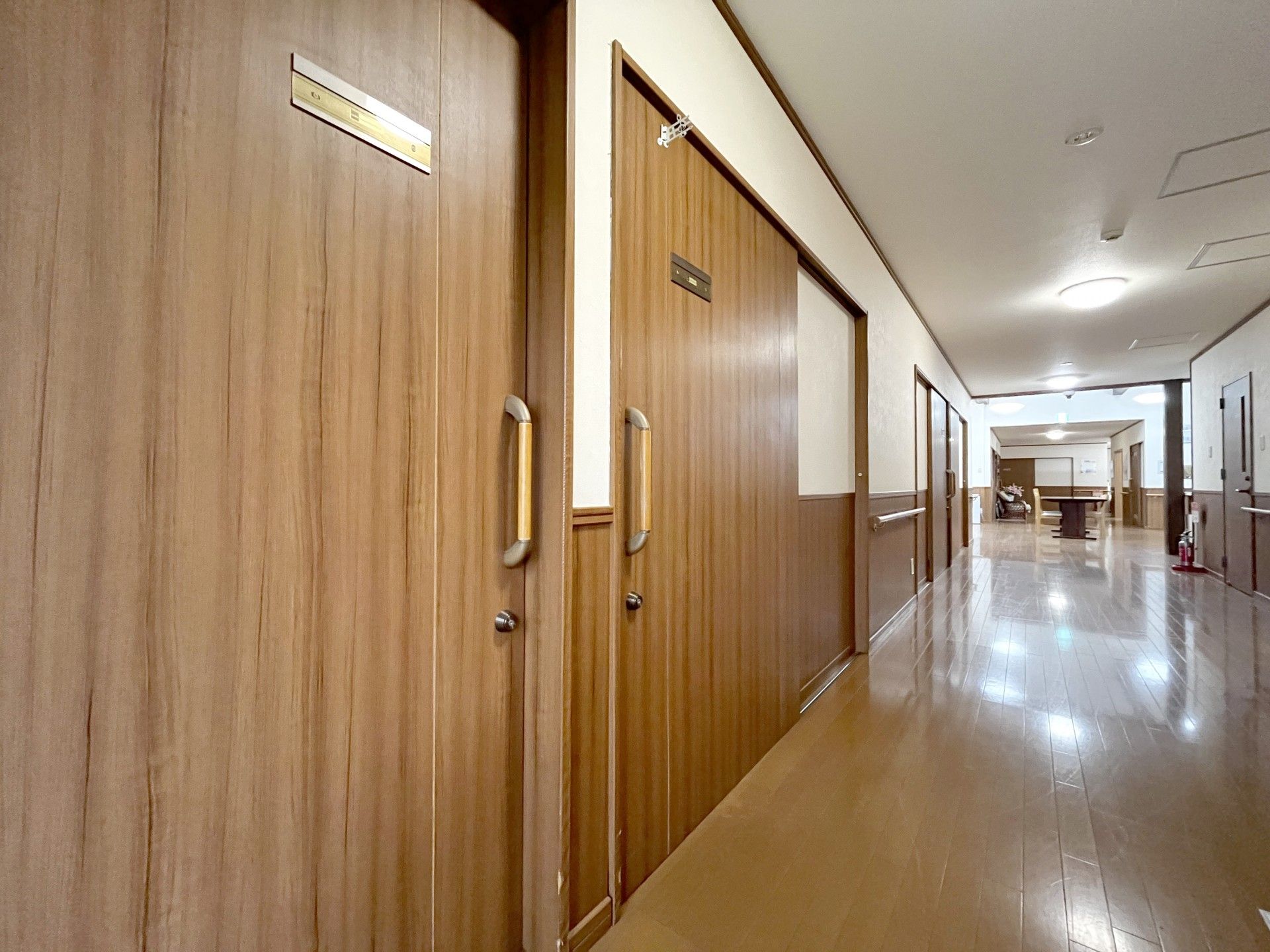 木目調の廊下