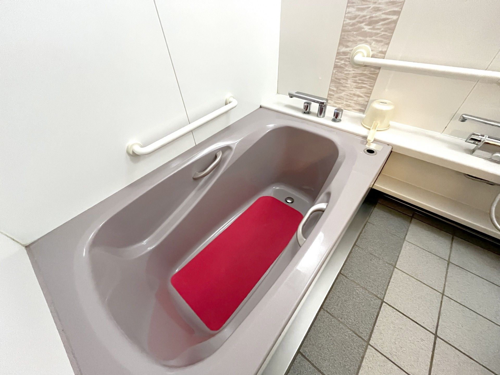 手すり付きの浴槽