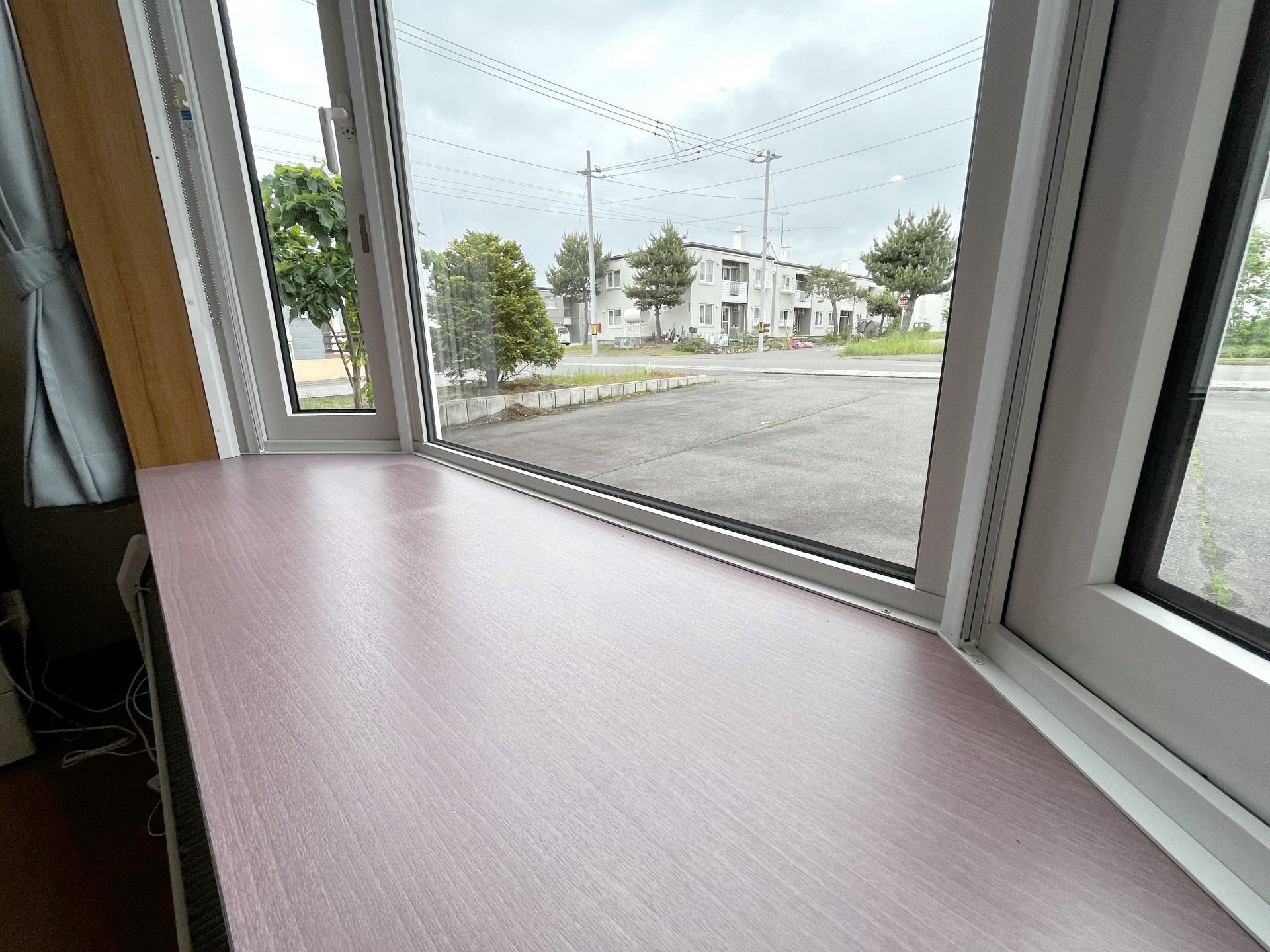 外を望む大きな窓辺