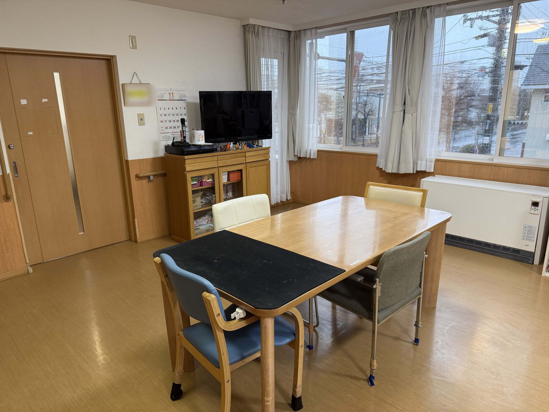 窓際のテーブルと椅子