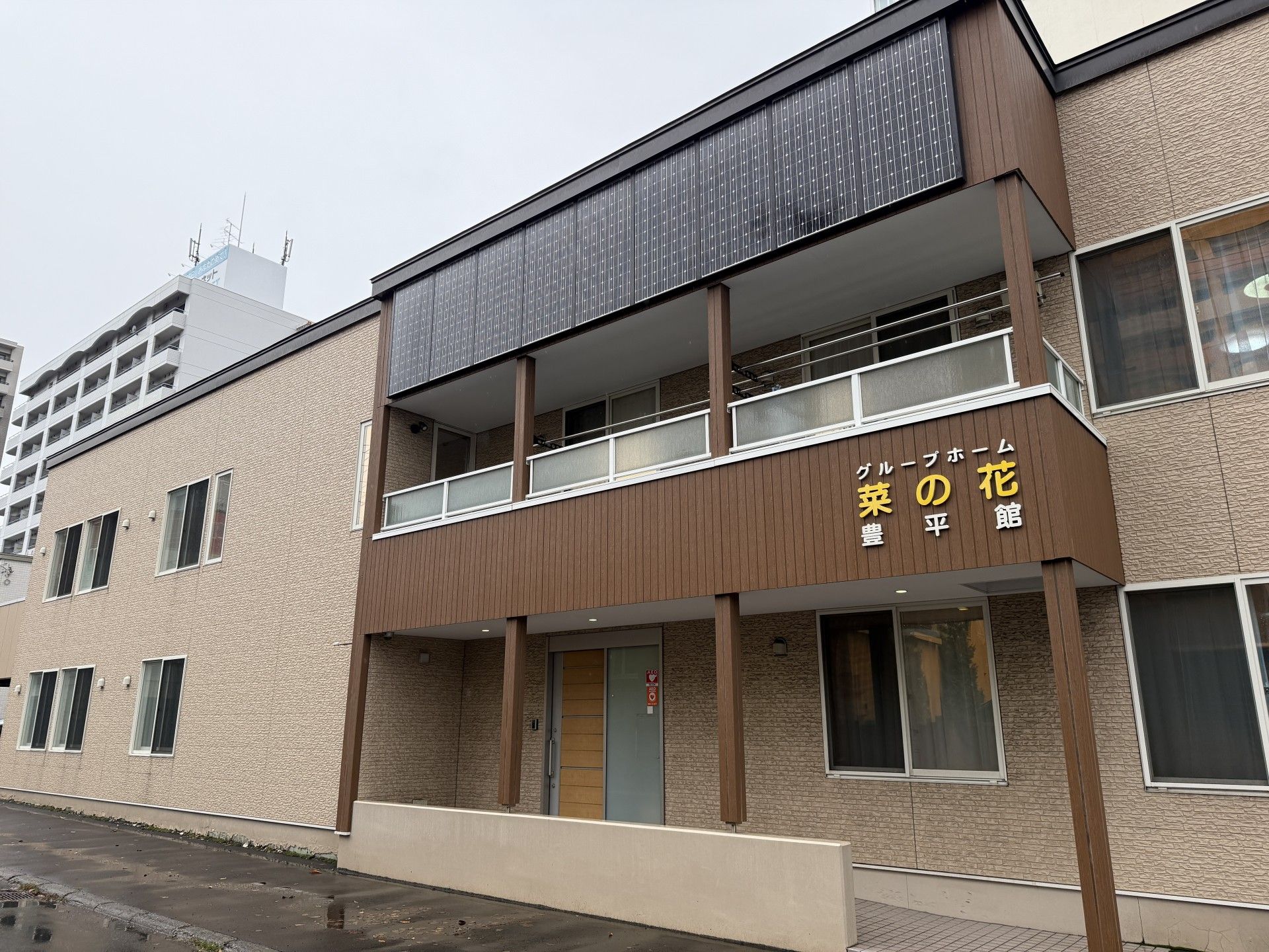 落ち着いた外観の建物