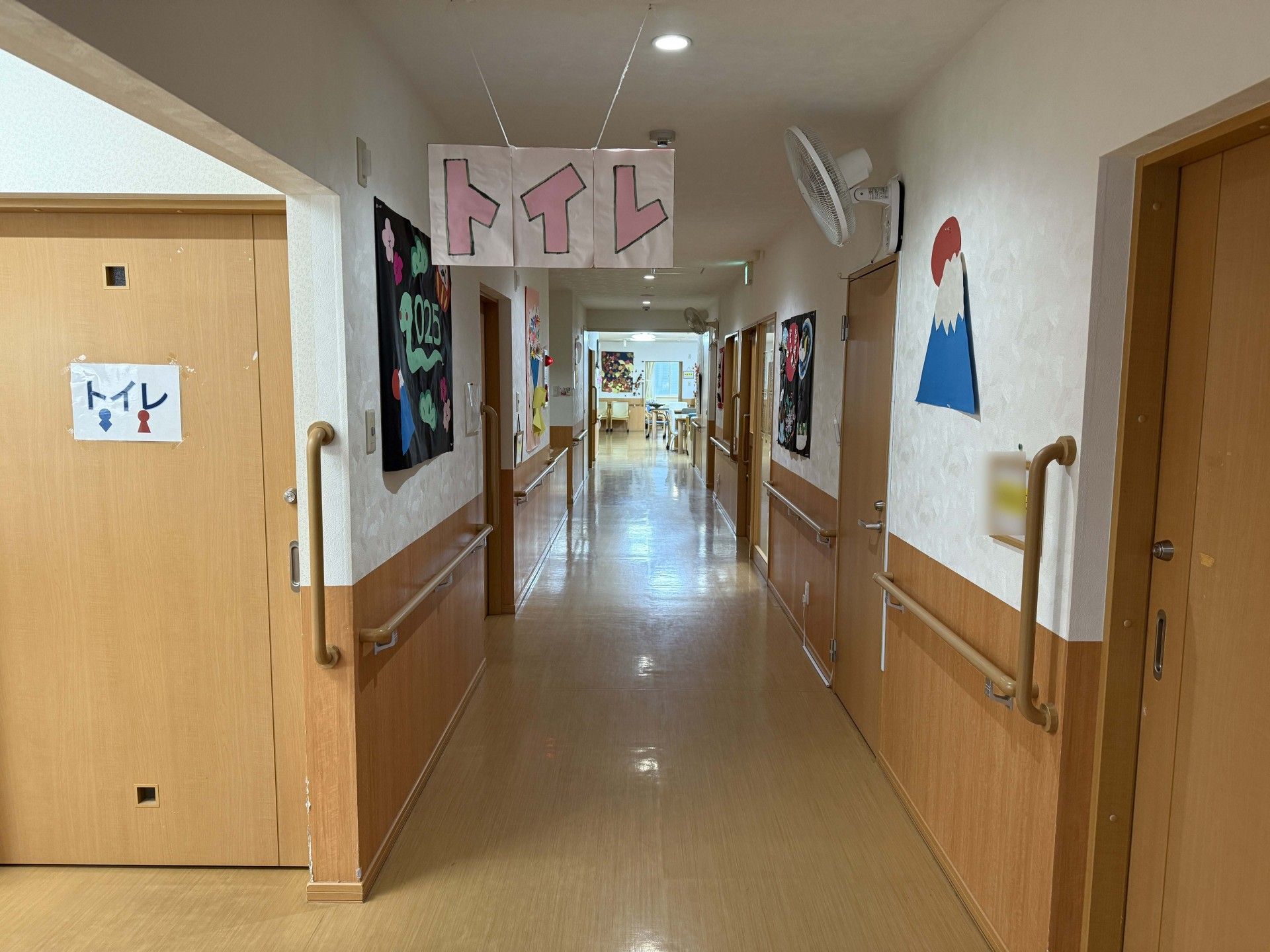 明るい廊下とトイレ案内